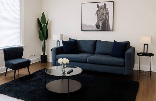 Ravenswood Apartment | 1BR Pad with Homey Feel