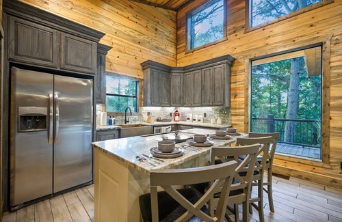 Broken Bow Cabin | 1BR Romantic Luxury Cabin | Hot Tub & Fireplace