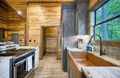 Broken Bow Cabin | 1BR Romantic Luxury Cabin | Hot Tub & Fireplace