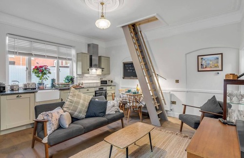 Norwich House | 1BR The Old School House | Full Kitchen | Central