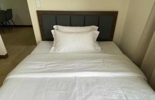 Luzon Apartment | 1BR with Kitchen & Balcony 2 mins to Okada - 6D