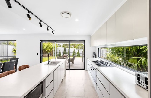 Upper Kedron House | 1min to Shop! BrandNew 4BR Modern Home Central A/C