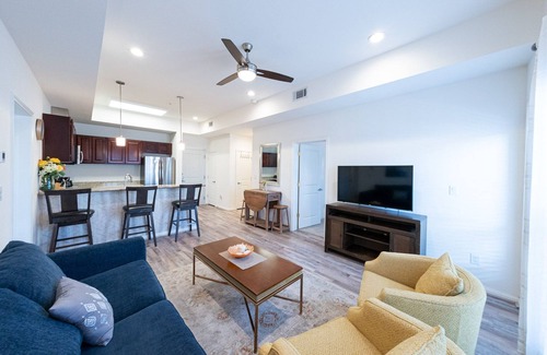 Katy Condo | 1N| Cozy Urban Living in Lifestyle Center| Charm in KAT