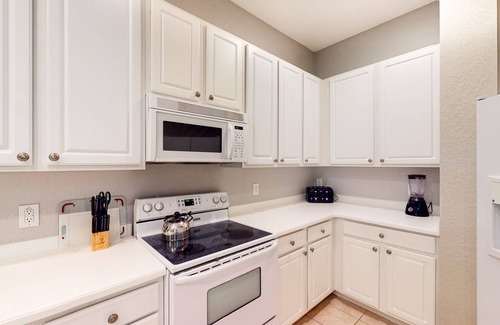 Bahama Bay Condo | 1st floor condo w/gym, restaurant, sauna, tennis court, limited-mobility access