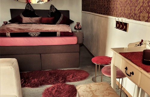 Regensburg Apartment | 2/3-bed suite at Weichs Castle with 2 bedrooms + living room, kitchen, bathroom