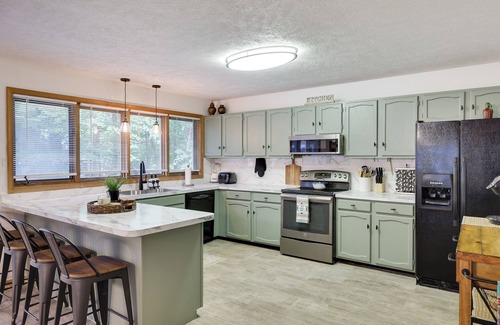 Tobyhanna House | 2,336 sq ft Western Ranch- Hot Tub, Pool, Golf
