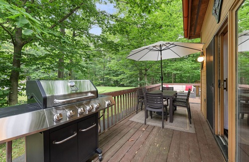Tobyhanna House | 2,336 sq ft Western Ranch- Hot Tub, Pool, Golf