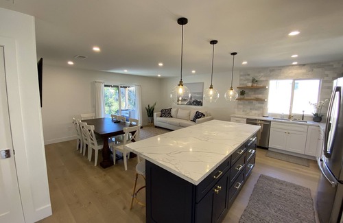 Loma Alta House | 2.5 mi beach~fresh & comfy 3 bedroom~Sleeps 8