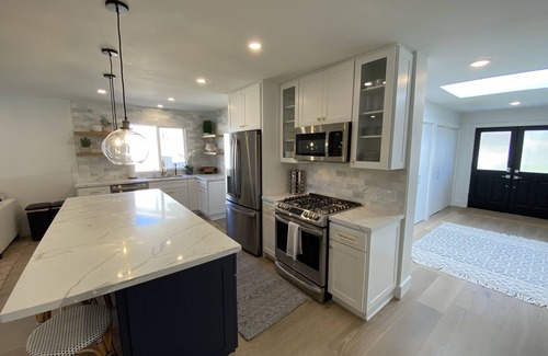 Loma Alta House | 2.5 mi beach~fresh & comfy 3 bedroom~Sleeps 8