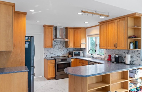 Flanders House | 2-Acre Modern Estate in Southampton. Beach, winery, farm, pool, and hot tub