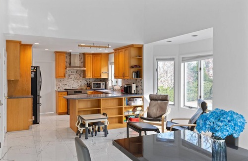 Flanders House | 2-Acre Modern Estate in Southampton. Beach, winery, farm, pool, and hot tub