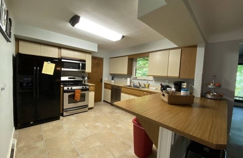 Fairview Heights House | 2 acre Woodland Retreat - 15 mins from Downtown St. Louis