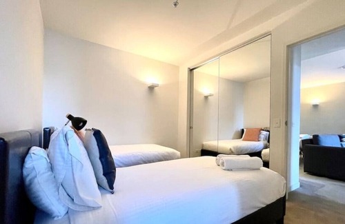 Docklands Apartment | 2 Apartments! keep family or colleagues close in the same building in a Great Location!