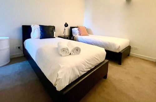 Docklands Apartment | 2 Apartments! keep family or colleagues close in the same building in a Great Location!