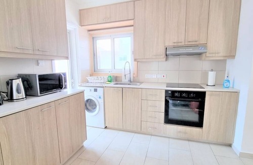 Larnaca Apartment | 2 Apts | 14 guests | City Centre | 100 MBit W-lan