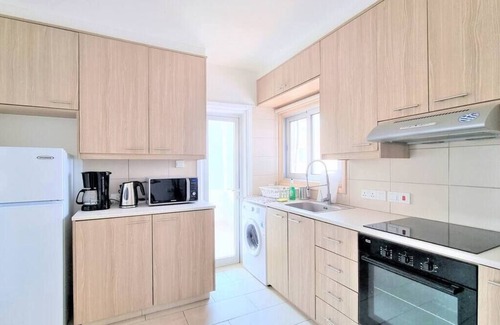 Larnaca Apartment | 2 Apts | 14 guests | City Centre | 100 MBit W-lan
