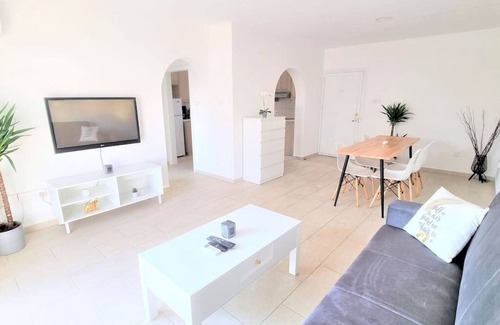 Larnaca Apartment | 2 Apts | 14 guests | City Centre | 100 MBit W-lan