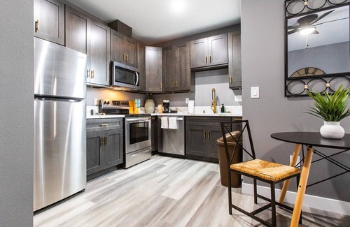 University Heights Apartment | 2 balconies + King Bed
