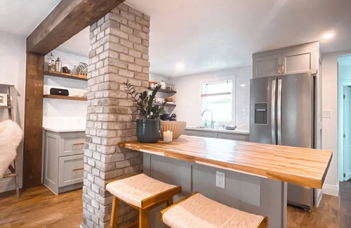 Sarnia House | 2 BATHROOM Executive Cottage with Office