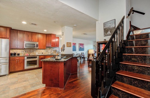 Nassau Bay House | 2 Bd/2.5 Ba Townhome near NASA!