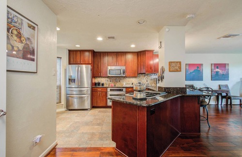 Nassau Bay House | 2 Bd/2.5 Ba Townhome near NASA!