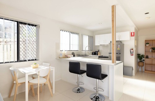 Sunnybank Apartment | 2 Bdr Apt! Train! Parking! Restaurants! 3144D2
