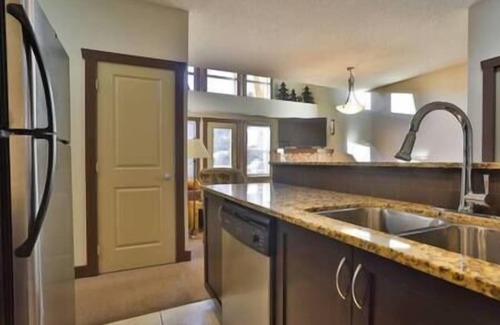 East Kootenay Condo | 2 BDR Plus Loft - Sauna & Gym - Mountain Views