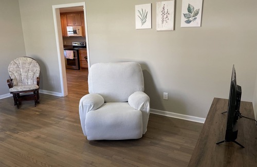Nicholson Cottage | 2 Bed 1 Bath Cottage, Full Kitchen, 20 min to Athens or Commerce