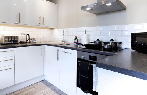 Basingstoke Apartment | 2 Bed 1 Bath Town Center Apartment