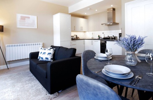 Basingstoke Apartment | 2 Bed 1 Bath Town Center Apartment