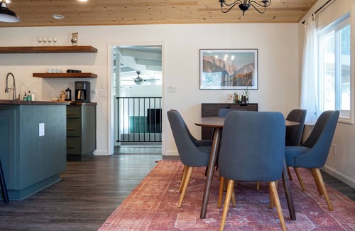 Mariposa House | 2 bed/2 bath home, 50 minutes to the Yosemite Valley entrance