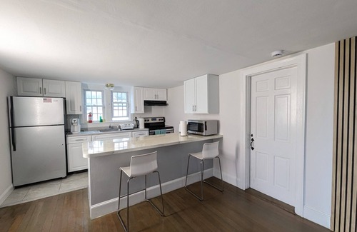 Hyannis House | 2 bed 2 bath house in Hyannis walk to beach, Harbor, Main st, pet friendly fence