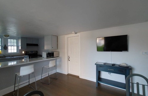 Hyannis House | 2 bed 2 bath house in Hyannis walk to beach, Harbor, Main st, pet friendly fence