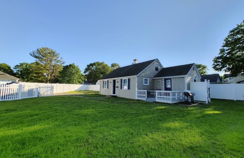 Hyannis House | 2 bed 2 bath house in Hyannis walk to beach, Harbor, Main st, pet friendly fence