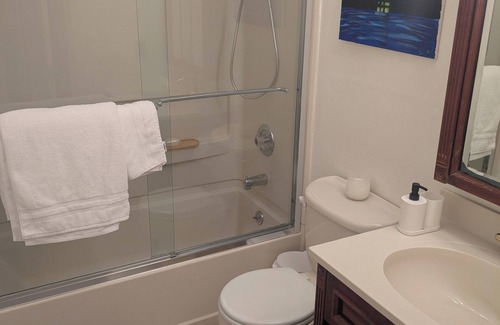 Fort Lee Condo | 2 Bed 2 Bath in Fort Lee, NJ with Quick Access to NYC