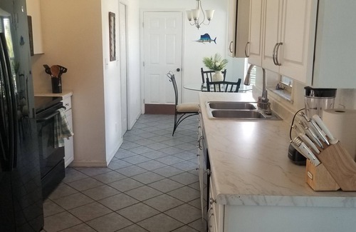 Englewood East House | 2 bed 2 bath private pool home 13 min to the beach, 5 min to golf courses