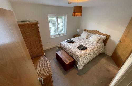 London Borough of Bromley Apartment | 2 Bed 2 Bathroom Gated Apartment 1 Inc free Parking