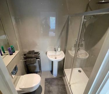 London Borough of Bromley Apartment | 2 Bed 2 Bathroom Gated Apartment 1 Inc free Parking