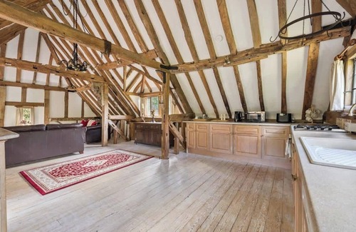 Windlesham House | 2-Bed Barn Escape + Private Drive & Gardens
