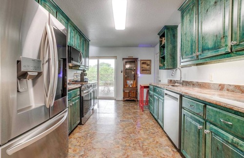 Granbury House | 2-Bed Barndo with Outdoor Patio