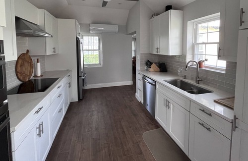 Pembroke House | 2 Bed/Bath Fairylands Cottage - 2 minutes from Hamilton!