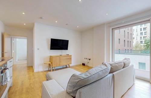 Peninsula Apartment | 2 Bed By River Thames & 11 Min to Greenwich Station