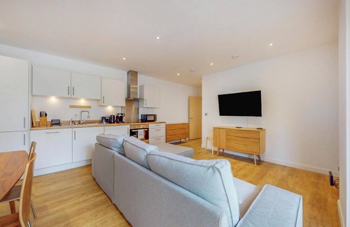 Peninsula Apartment | 2 Bed By River Thames & 11 Min to Greenwich Station
