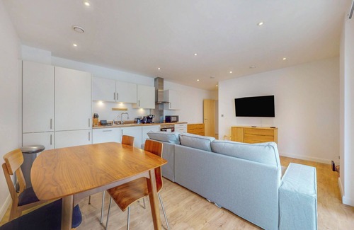 Peninsula Apartment | 2 Bed By River Thames & 11 Min to Greenwich Station