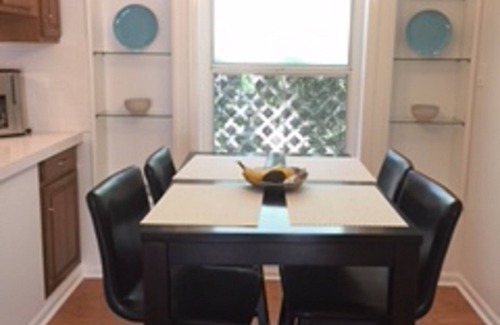 Ocean Park House | 2 bed Chic Santa Monica/Venice Beach. 8 min. walk to beach!