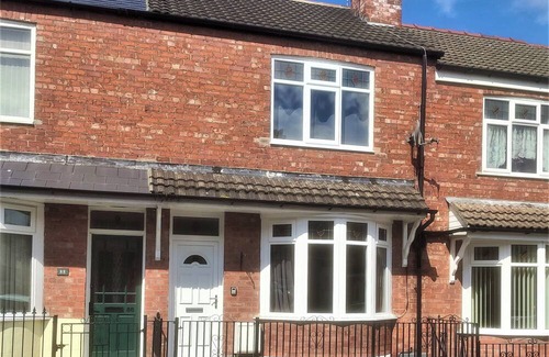 Darlington House | 2 Bed Darlington Townhouse, garden & free parking