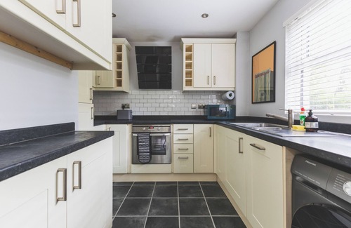 Southfield Apartment | 2-Bed Flat Free Parking Excellent Spot