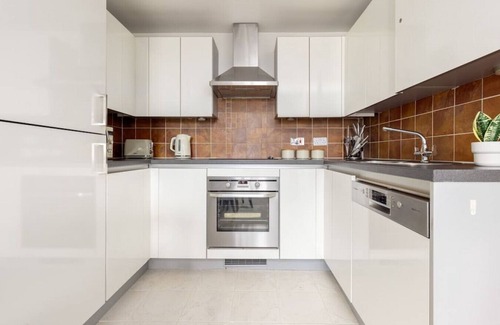 Wimbledon Park Apartment | 2 Bed Flat with Balcony in Wimbledon