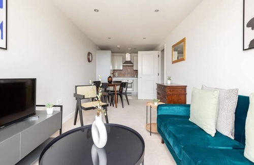 Wimbledon Park Apartment | 2 Bed Flat with Balcony in Wimbledon