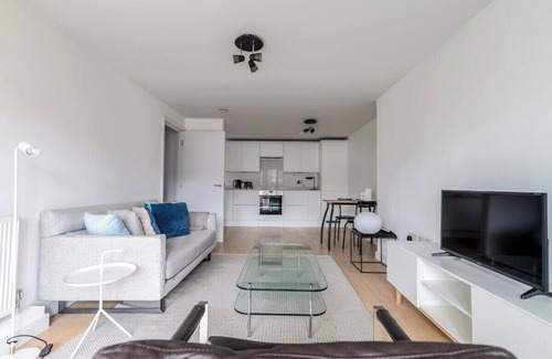 Churchill Apartment | 2-Bed Flat with Balcony Views